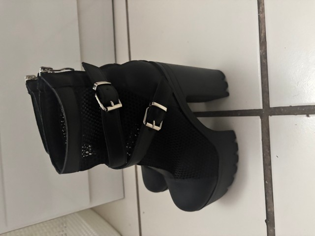 Botas negras con mallas