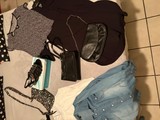 Variedad de ropa nueva y usada