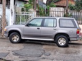 Ford Explorer color gris automática