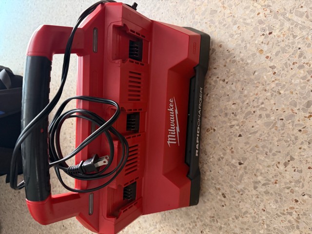 Vendo Cargador Milwaukee y Set Milw