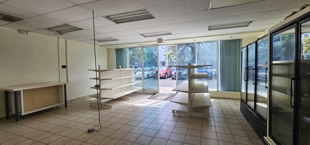 LOCAL COMERCIAL - PLAZA UNIVERSIDAD